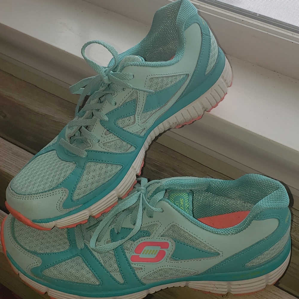 Sketchers tennis shoes